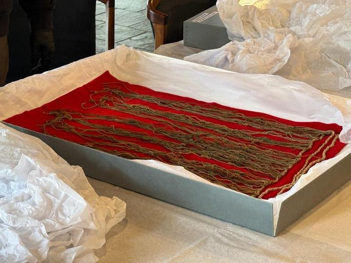 Khipu AK002 glued to a red felt backing (photo by Sahil Jain with permission from Ashok Khosla).&nbsp;